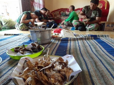 Ikan Lele Temani Satgas TMMD Makan Siang