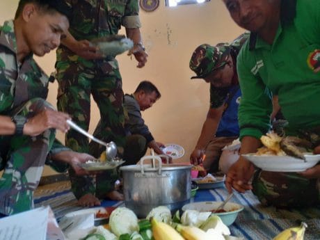 Sambal Merah Tambah Lahapnya Satgas TMMD Makan Siang