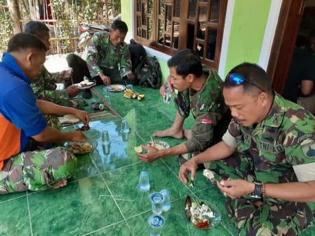 Danramil Makan Lesehan Bareng Satgas TMMD