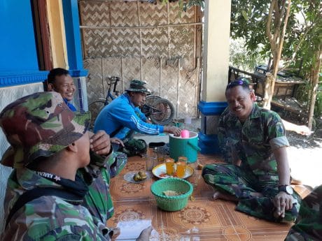 Sambil Makan, Danramil Kasih Support Ke Satgas TMMD Tegal