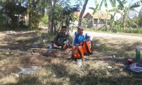 Warga Antusias Bersihkan Lapangan Untuk Upacara TMMD