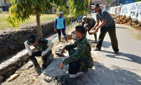 Tak Kenal Libur Demi Sukses “TMMD Kalikondang”