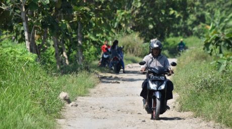 ”Terimakasih Pak Tentara, Jalan Berbatu Ini Akan Dibeton”