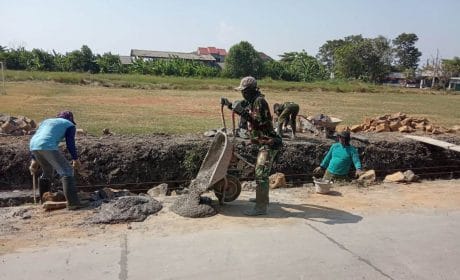 Teriknya Matahari Tak Menyurutkan Satgas TMMD Kejar Target