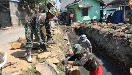 Bergelut Dengan Lumpur “Menu Harian” Bagi Satgas TMMD Kalikondang