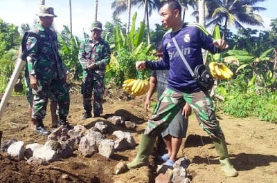 RINGANKAN BEBAN PEKERJAAN, PERSONEL SATGAS TMMD SELINGI DENGAN CANDA TAWA