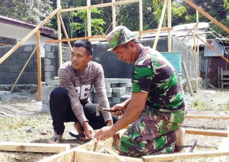 TINGKATKAN KUALITAS HIDUP, SATGAS TMMD BEDAH RUMAH TIDAK LAYAK HUNI