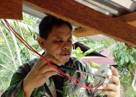 BERBEKAL PENGALAMAN SEBELUM JADI PRAJURIT TNI, KOPKA FERDY WAWORUNTU SELESAIKAN PENGERJAAN INSTALASI LISTRIK