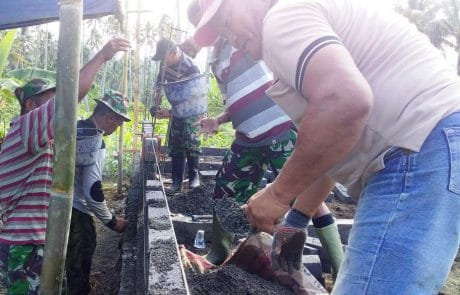 MELIHAT KERJA PARA ANGGOTA SATGAS DAN WARGA DUASUDARA, CAMAT RANOWULU BERI MOTIVASI