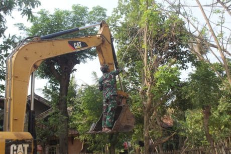 Aksi Berbahaya ini Dilakukan Satgas TMMD Kronjo Demi Kelancaran Pengecoran Jalan