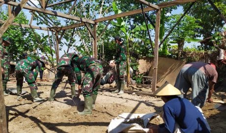 Tentara Ganti Total Kayu Saat Merehab Rumah Sunarto