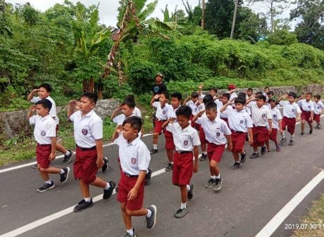PENGETAHUAN DASAR PBB DILATIHKAN SATGAS TMMD KEPADA MURID MURID SD
