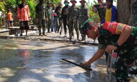 Pak Ndan Juga Ikut Ngecor Jalan TMMD