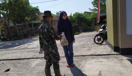 Banyak Warga Sediakan Jajanan dan Minuman