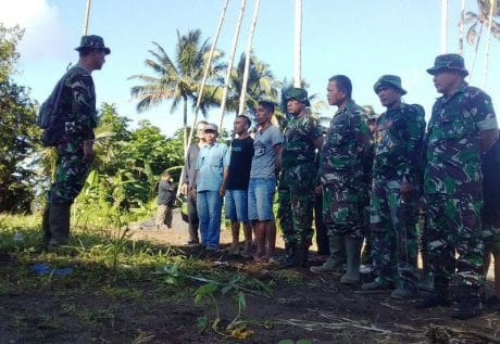 TNI DAN WARGA GOTONG ROYONG DI PRA TMMD