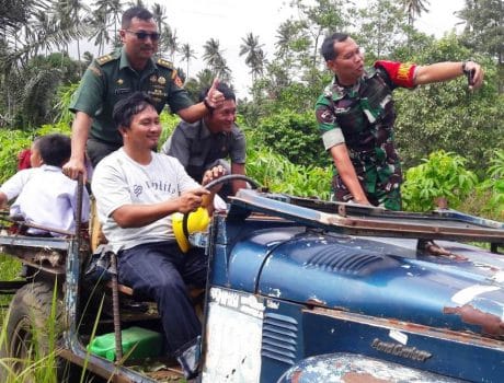 SAAT MENINJAU LOKASI TMMD, LETKOL INF DEDI SAFRUDIN, NAIK JEEP TUA MILIK WARGA