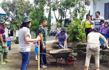 Tukang Kayu Andalan Yang Anggota TNI
