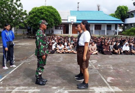 PERSONEL SATGAS TMMD KE-105 KODIM 1310/BITUNG JADI GADIK KEGIATAN PLS DI SEKOLAH-SEKOLAH