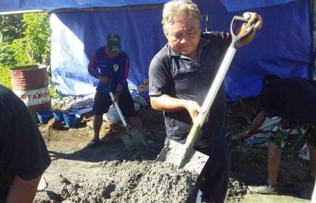 DANSATGAS AWASI PENGERUKAN JALAN DI LOKASI TMMD 105 KELURAHAN DUASUDARA