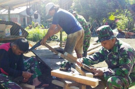 KINERJA KEPALA TUKANG MENDAPAT APRESIASI DARI PEMILIK RUMAH