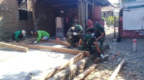 Tangan-Tangan Terampil TNI di Lokasi TMMD