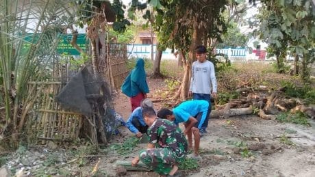 Warga Desa Blukbuk Bersama Satgas TMMD Peduli Lingkungan