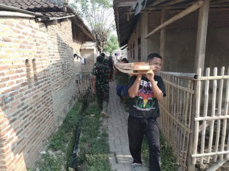 Begini Cara Suheri, Warga Desa Blukbuk Dukung TMMD 015 Kronjo