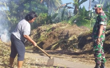 LURAH DUASUDARA TERJUNKAN WARGANYA KE LOKASI TMMD KODIM 1310/BITUNG
