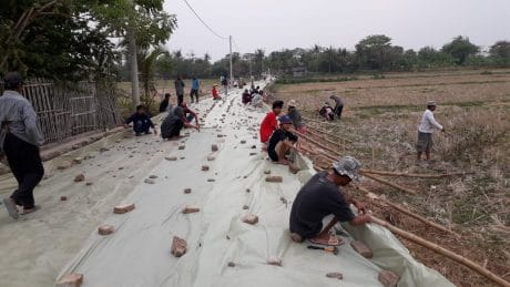 Minggu, Pengecoran Jalan Desa Blukbuk Tetap Digeber