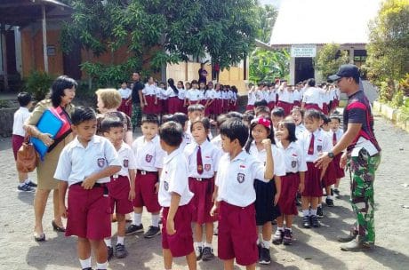 SISWA SD SAMBUT BAIK KEHADIRAN ANGGOTA SATGAS TMMD DI SEKOLAH