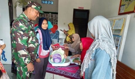 Bantu Posyandu, TNI Satgas Semangati Ibu-Ibu Balita