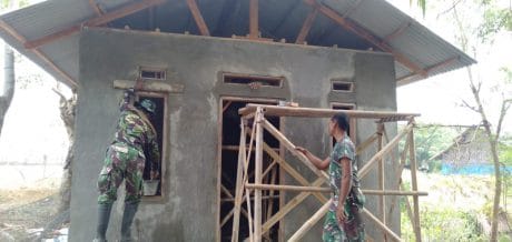 TMMD 105 Pembangunan RTLH Warga Masuk Pemasangan Asbes