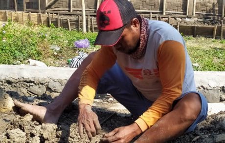 TNI dan Warga Terus Kebut Pembangunan “Jamban TMMD”