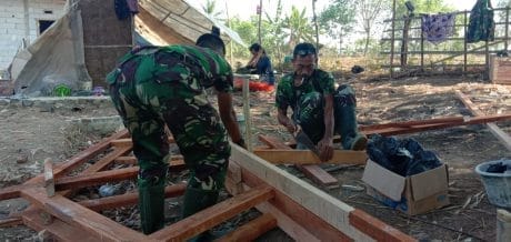 Buat Kuda Kuda Atap RTLH Satgas TMMD Sambung Kayu