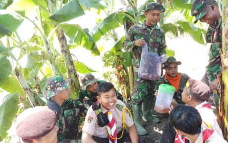Anggota Pramuka SMAN 3 Demak Melibatkan Diri di TMMD Kalikondang