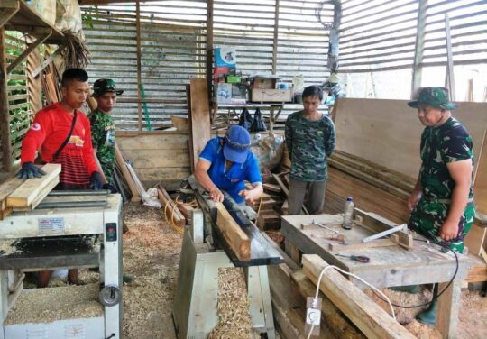 TIM SATGAS TMMD KE-105 KODIM 1310/BITUNG DEKAT DENGAN RAKYAT