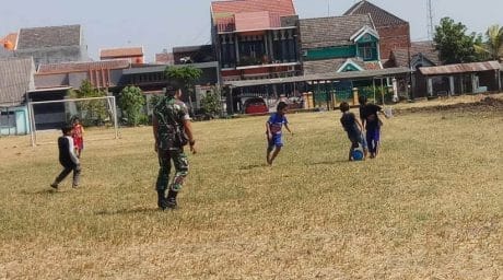 Jalin Keakraban, Satgas TMMD Ajak Main Bola Anak-Anak.