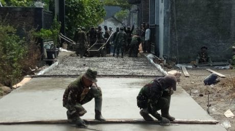 Ditangan TNI ini, Pengecoran jalan TMMD Sempurna