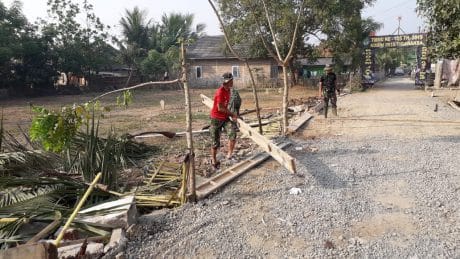 Pacu Selesaikan Pengecoran Jalan, Satgas TMMD 105 Kronjo Kembali Pasang Bekisting