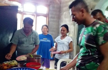 SUASANA MAKAN SIANG DI RUMAH IBU RANI
