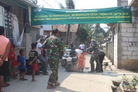 Dibuatkan Jalan, Sepulang Sekolah Anak-Anak Antusias Tonton Pekerjaan TMMD