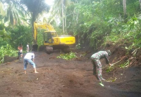 DI PRA TMMD 105, ALAT BERAT EKSAVATOR DITURUNKAN DI LOKASI PEMBUKAAN JALAN