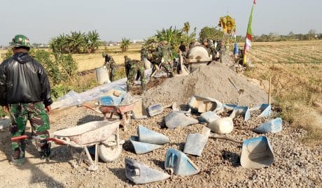 “Jerigen Iris” Alat Bantu Yang Melegenda di TMMD Kalikondang