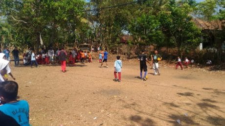 Senangnya Anak-Anak Desa Blukbuk Bermain Bola