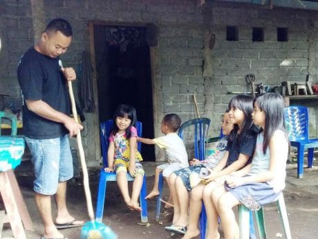 SEJAK TINGGAL DI RUMAH WARGA, PERSONEL SATGAS TMMD RASAKAN SEPERTI DIRUMAH SENDIRI