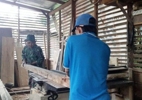 MOTIVASI WARGA, ANGGOTA SATGAS BANTU TUKANG KAYU