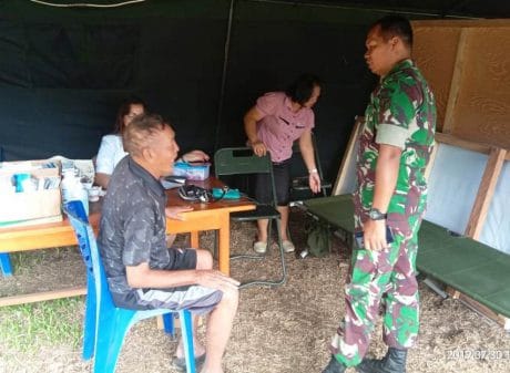 TIM KESEHATAN SATGAS TMMD KE-105 KODIM 1310/BITUNG LAYANI WARGA YANG SAKIT