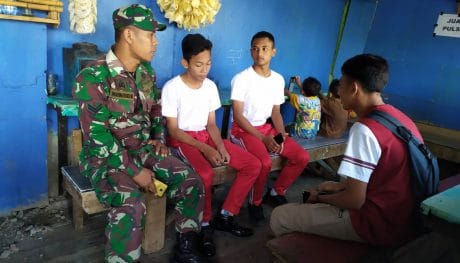 Satgas TMMD Yang Getol Tanaman Wasbang Kepada Anak-Anak Desa Sasaran