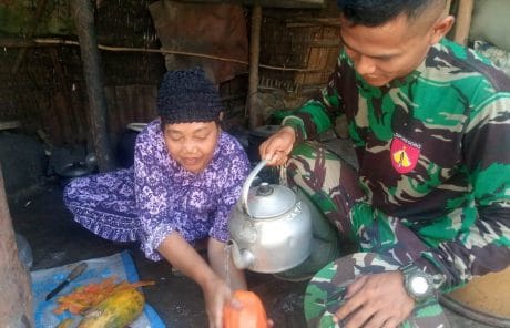 Membantu “Ibu Angkat” Wajib Dilakukan Para Satgas TMMD