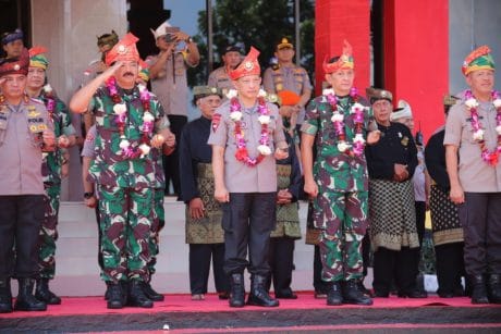 PANGLIMA TNI DAN KAPOLRI TINJAU SATGAS PAM PULAU TERLUAR